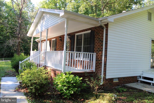 Building Photo - 719 Lake Caroline Dr
