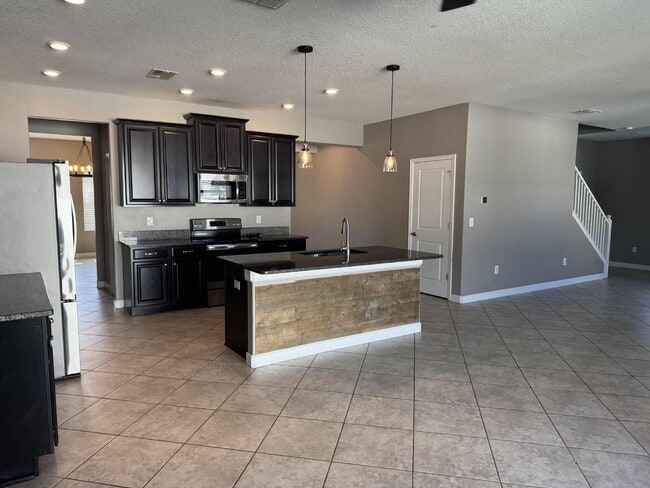 Building Photo - "Spacious 4-Bedroom Oasis with Modern Granite Touches in Land O' Lakes!"