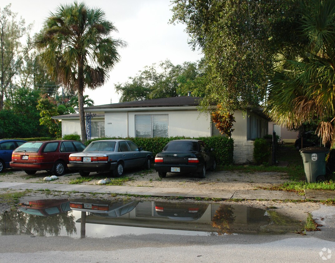 Foto del edificio - 1570 NE 130th St