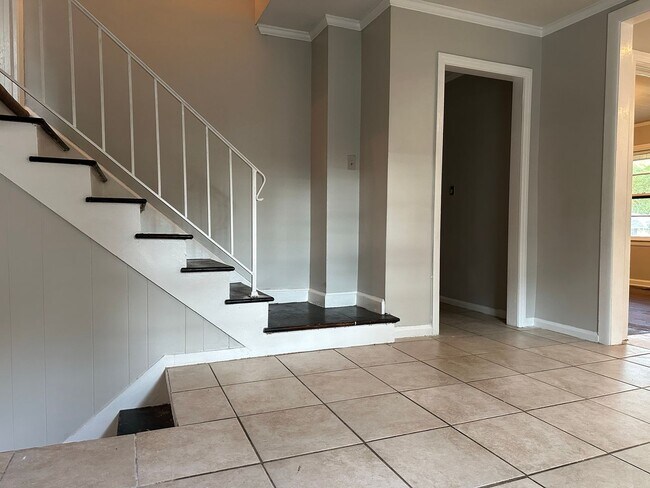 Building Photo - HUGE house for the money!!!