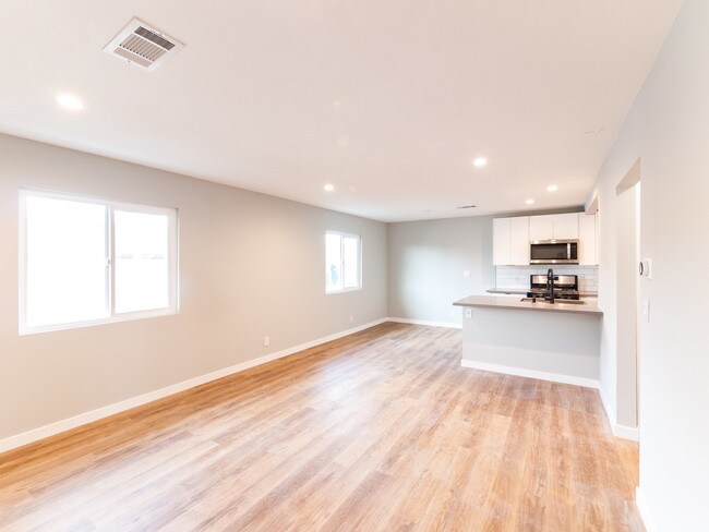 Foto del edificio - 5847 Willoughby Ave