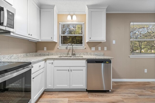 Building Photo - 3 BD, 2 BA, Home