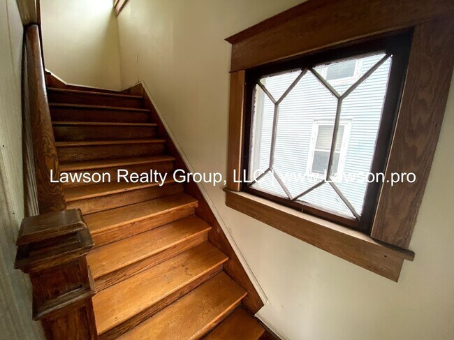 Building Photo - 1415 Clarke Ave SW