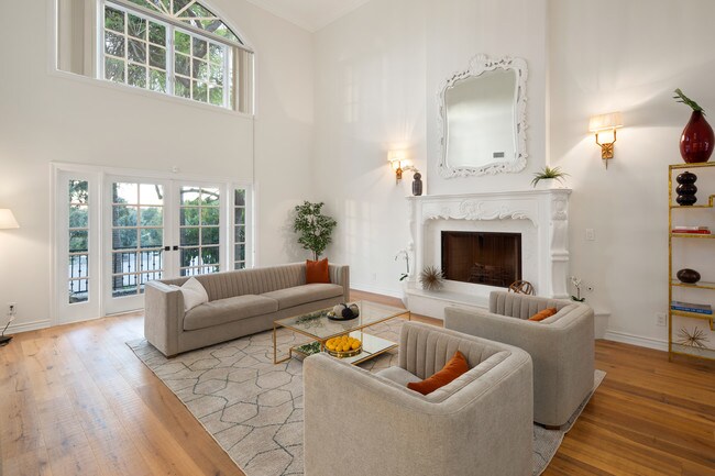 Building Photo - 3033 Beverly Glen Cir