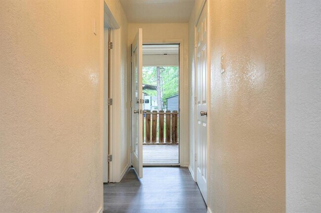 Foto del edificio - 9574 Darkwood St