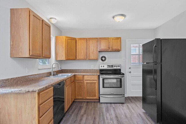 Foto del edificio - BRIDGETOWN- 3-4 BEDROOM 1 BATH BRICK CAPE COD W? WOOD DECK & FENCED YARD