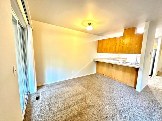 Building Photo - CHECK OUT THIS SPACIOUS TOWNHOUSE IN REDMO...