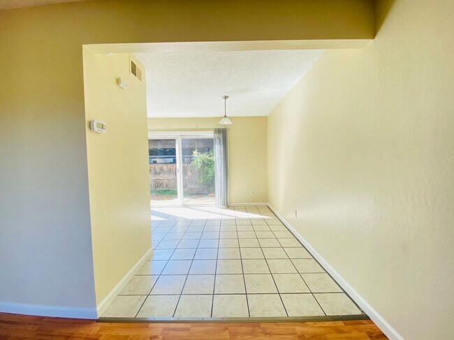Building Photo - Condo Overlooking the American River!