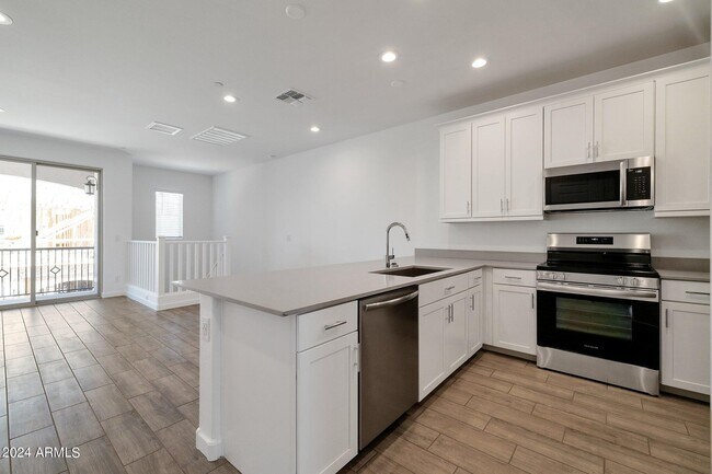 Building Photo - 4020 E Amoroso Dr