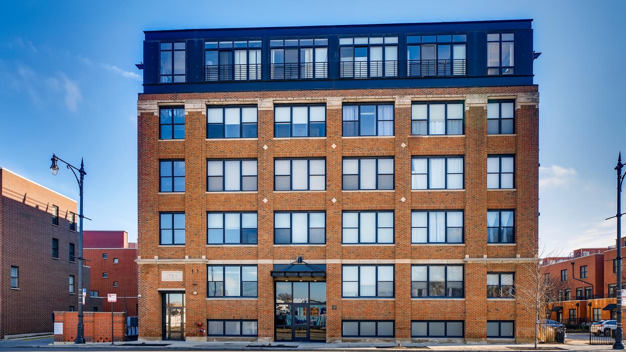 Front of building - 2911 N Western Ave