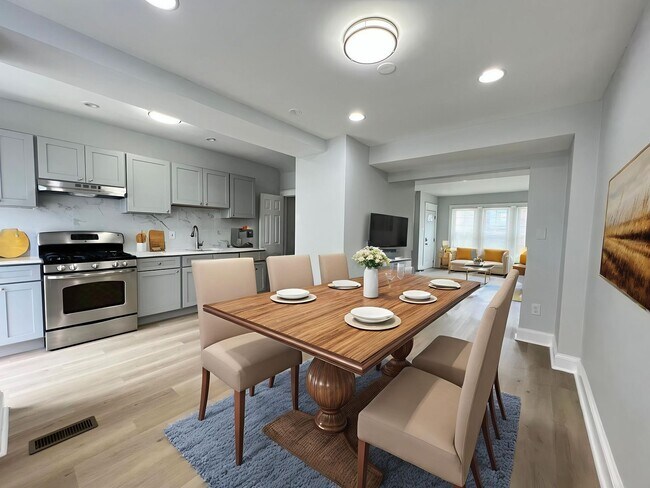 Building Photo - Beautiful & spacious 3b/1.5b home