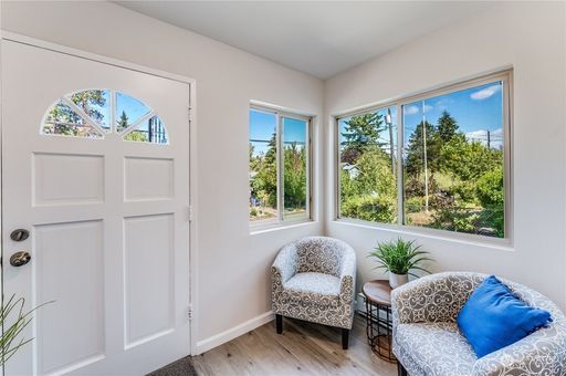 Foto del edificio - Charming updated 3 bed home in Hillman City!