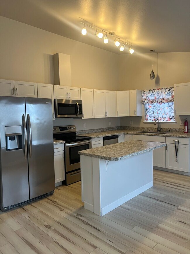Foto del edificio - Remodeled Townhouse with Garage