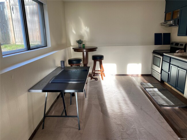 Building Photo - 6203 Madrona Dr NE