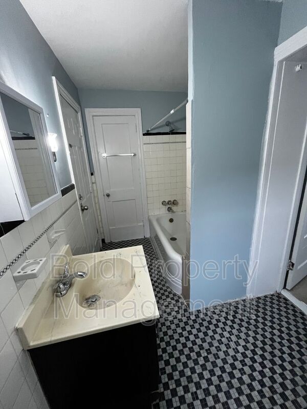 Building Photo - 518 Franklin St