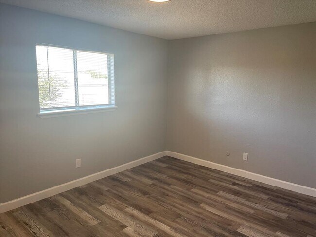 Building Photo - 10518 Heizer Dr