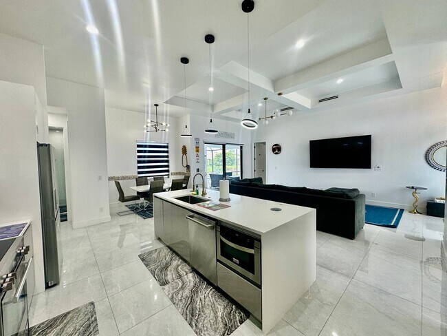 Foto del edificio - Fully Furnished Annual Rental- 3 Bedroom 2 Bathroom - Pool and Waterfront- NE CAPE CORAL