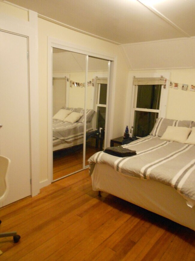 Building Photo - Charming 4 Bedroom-No Broker  Fee
