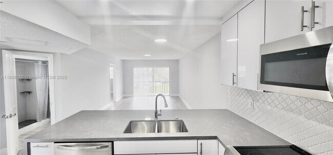 Foto del edificio - 8040 N Colony Cir