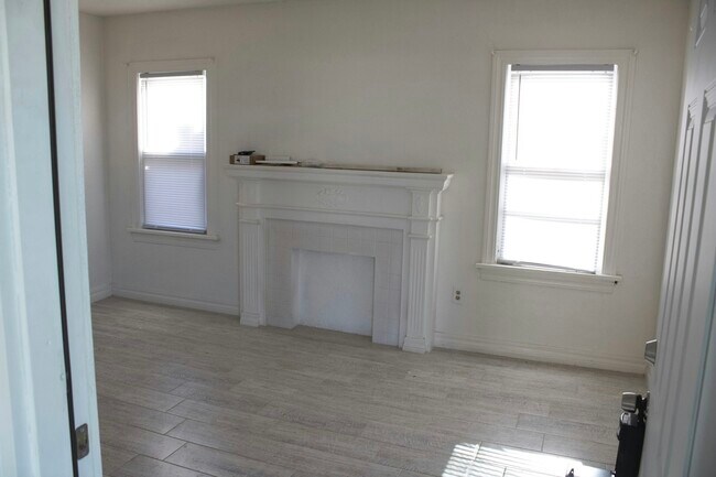 Building Photo - 2420 NE 25th St