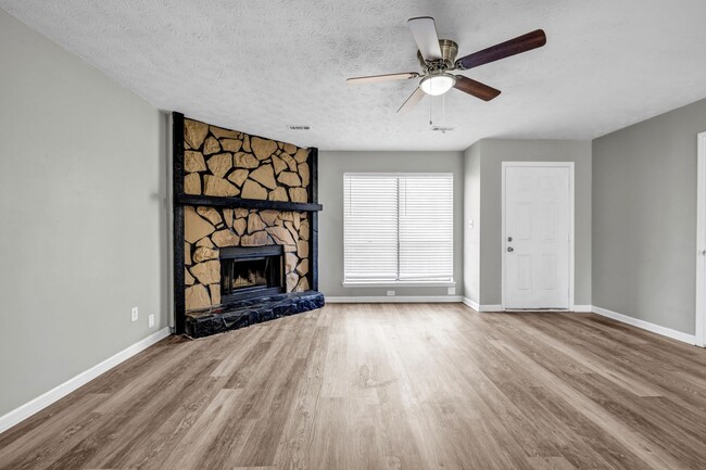 Building Photo - SPRING SPECIAL!! $500 OFF ONE MONTHS RENT