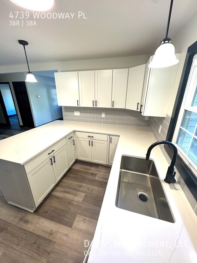 Foto del edificio - 4739 Woodway Pl