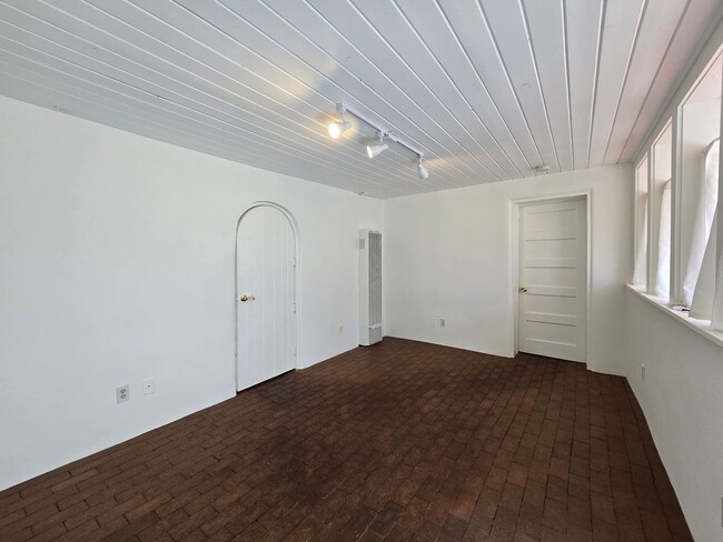 Building Photo - 808 Agua Fria St