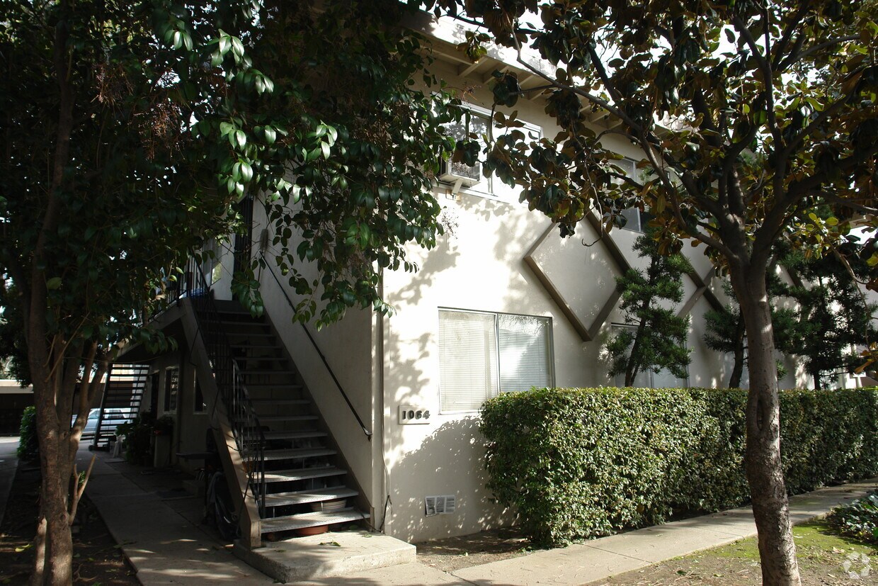 Building Photo - 1064 Roewill Dr