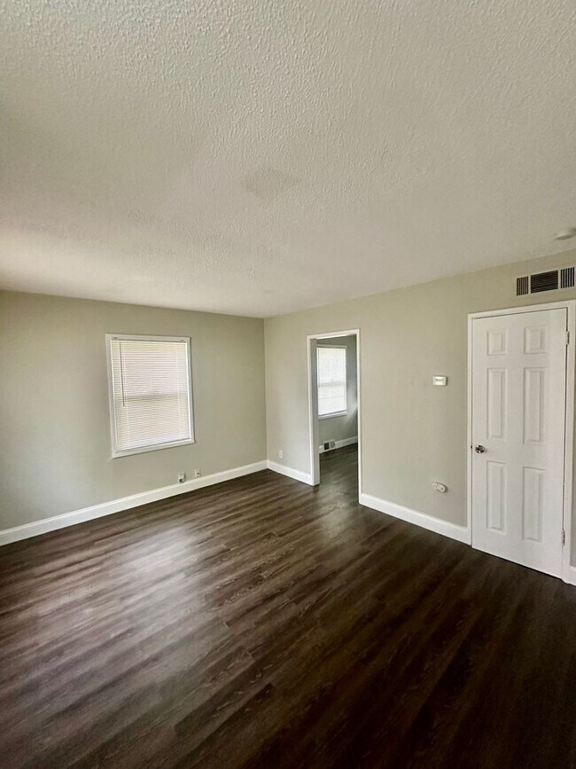 Foto del edificio - Two Sory 2 Bedroom Duplex For Rent