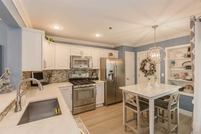 Foto del edificio - 28 Commodore Cir