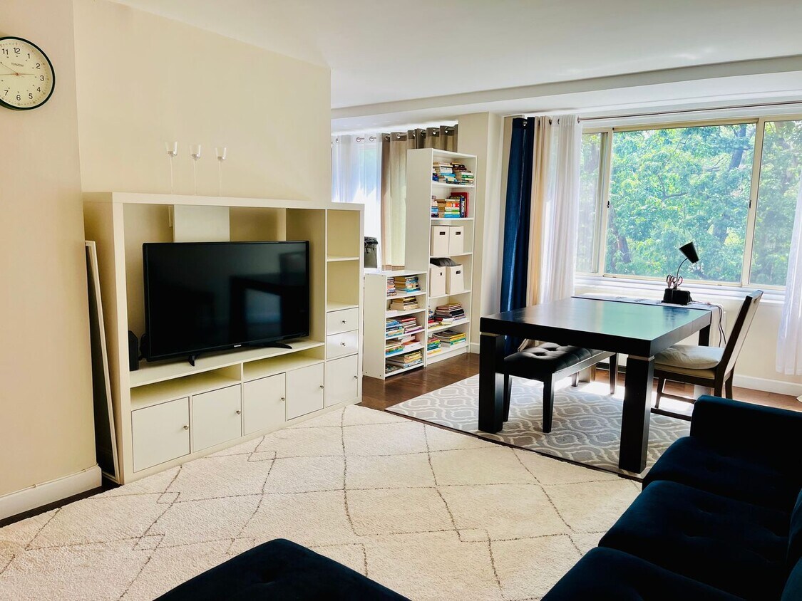 Foto principal - 4000 Tunlaw Rd NW