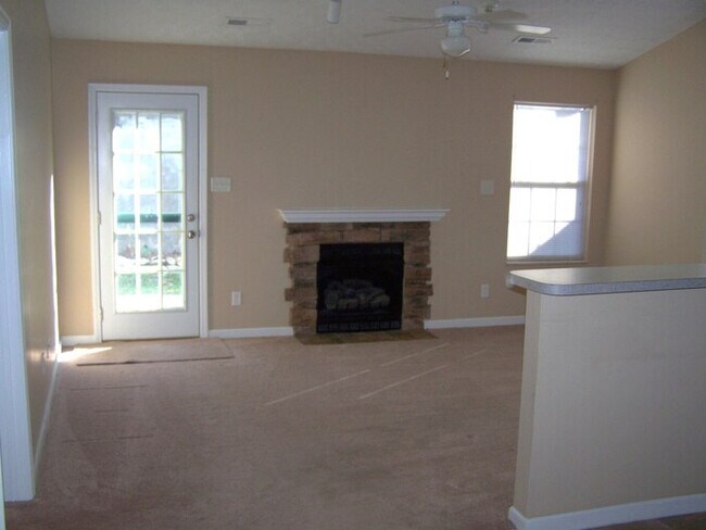 Foto del edificio - 2 bed, 2 bath, 1 car garage ranch style townhouse in Halls/Fountain City area