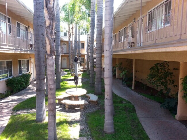 BEAUTIFUL COURTYARD - 4616 Cahuenga Blvd