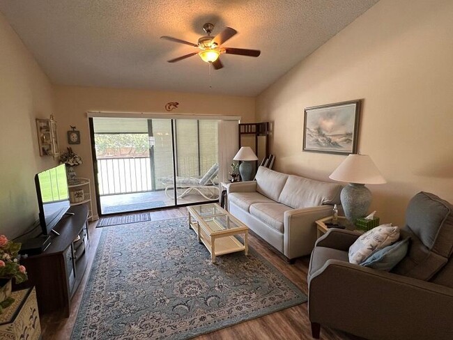 Foto del edificio - 1002 Pinecrest Cir
