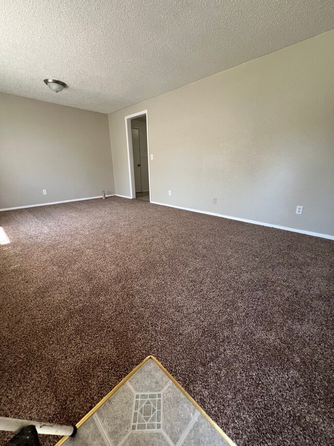 Building Photo - 1105 Hickory Ln