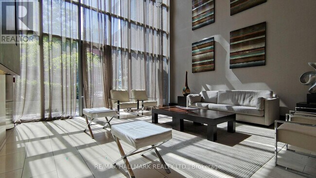 Building Photo - 320 Richmond St E