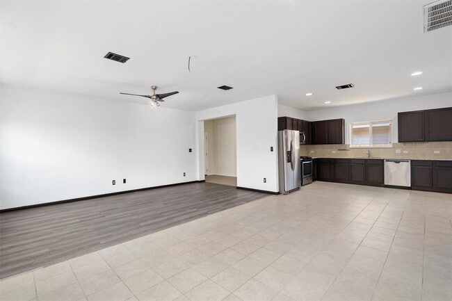 Building Photo - 217 Trailside Ln