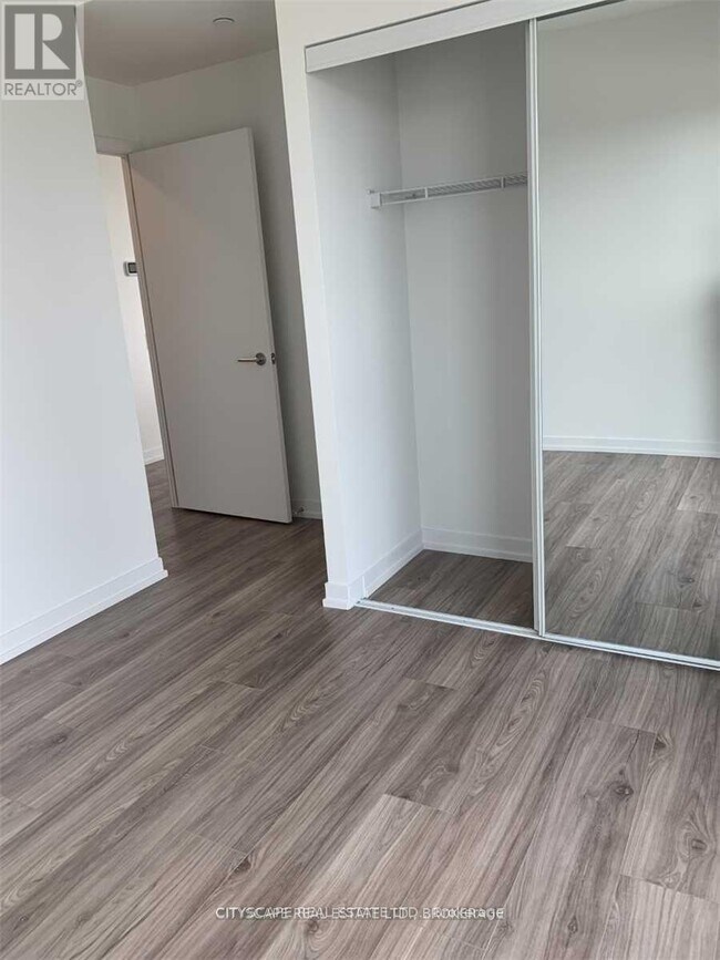 Photo du bâtiment - 4065 Confederation Pkwy
