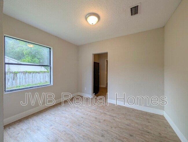 Foto del edificio - 3055 2nd St Cir
