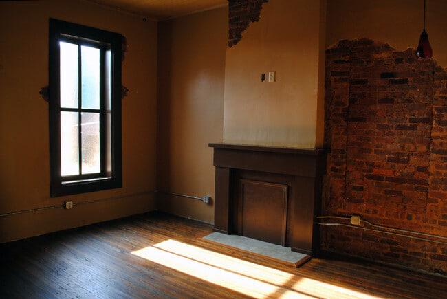 Building Photo - 115 S 8th St