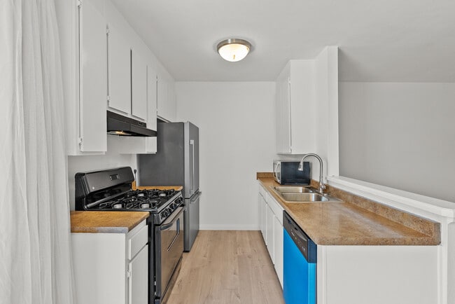 Building Photo - 21000 Parthenia St