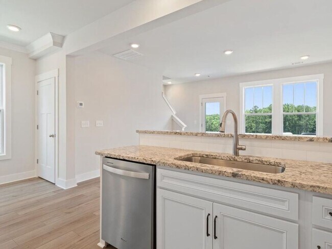 Building Photo - 4 Bedroom Townhome in Spartanburg