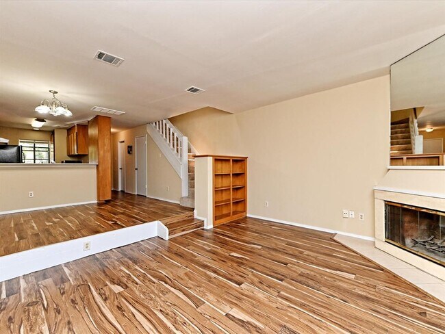Foto del edificio - 7122 Wood Hollow Dr