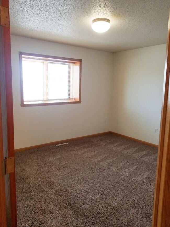 Building Photo - 3 Bedroom - 2 Bathroom Twinhome for Rent - Fenced Yard!