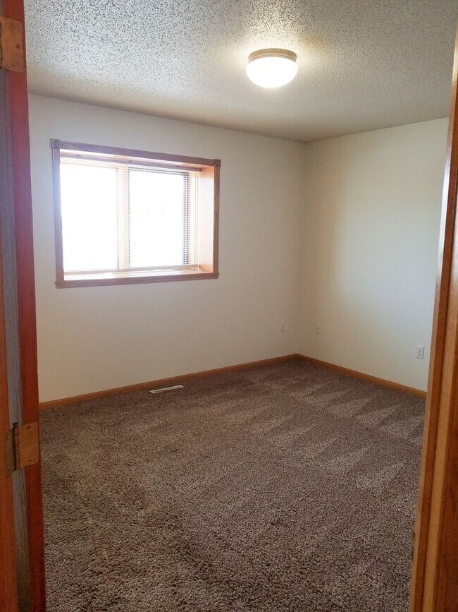 Foto del edificio - Comfortable 3-Bedroom with Garage & Fenced Yard