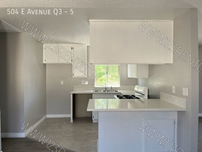 Building Photo - 2BD/ 1BTH 2ND FLOOR APARTMENT EAST PALMDALE