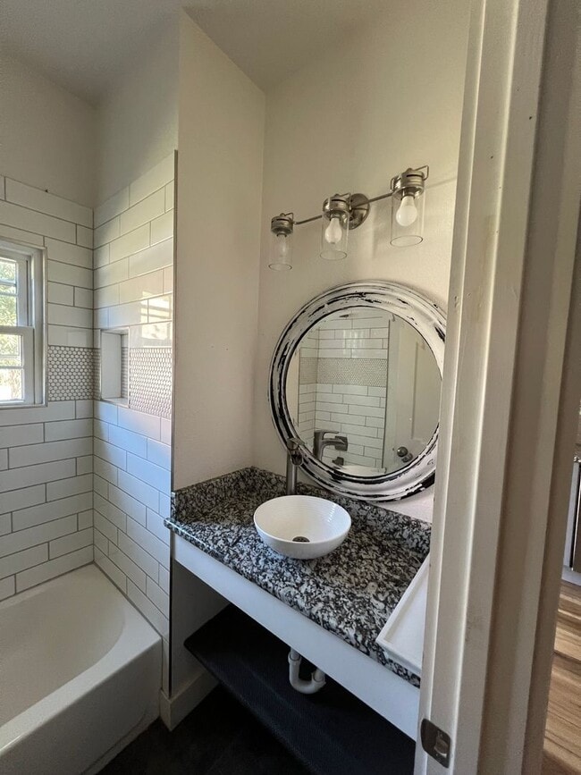 Building Photo - 1/1 Duplex Waco