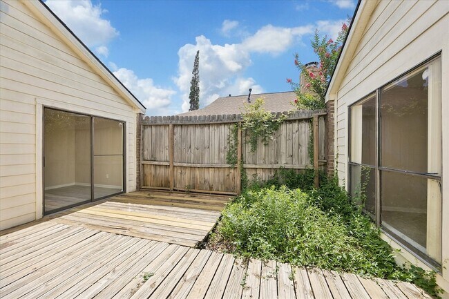 Foto del edificio - 8018 Cobblefield Ln