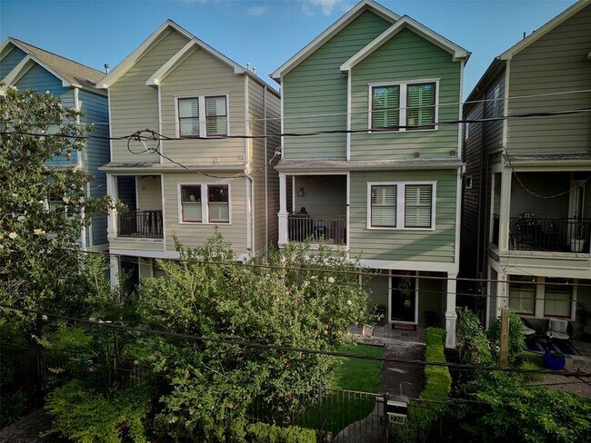 Foto del edificio - 228 E Woodland St