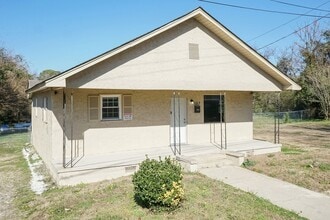 Building Photo - 307 Olivia Ln